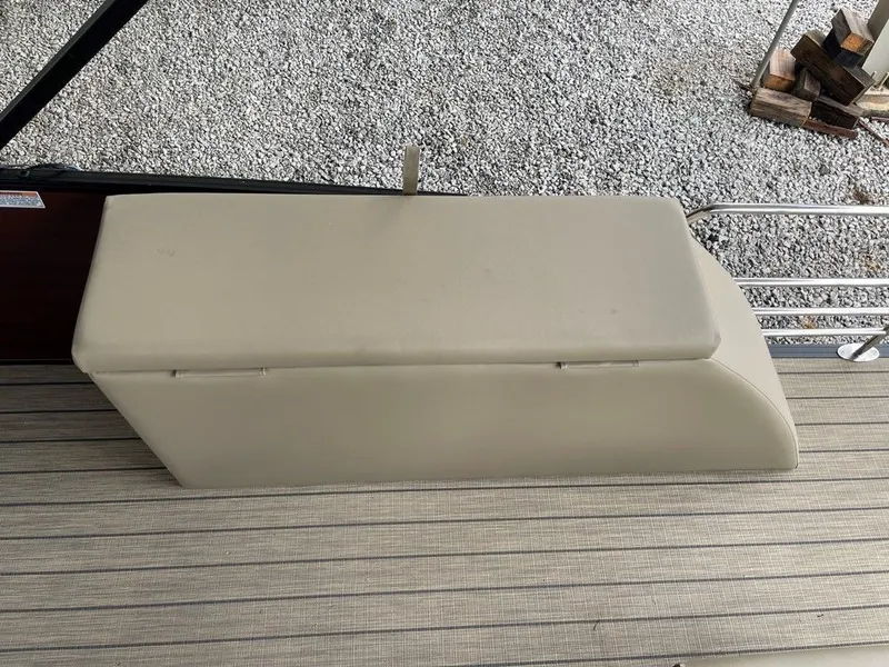 Slide: The Image of Starcraft SLS 3 Q DH 2024 bench seat on boat. - 13