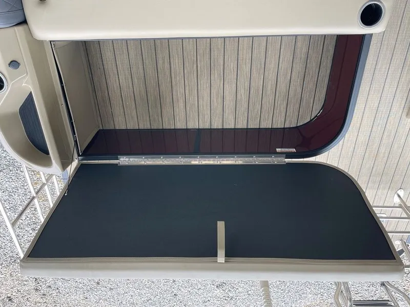 Slide: The Image of Starcraft SLS 3 Q DH 2024, open hatch with storage space. - 15