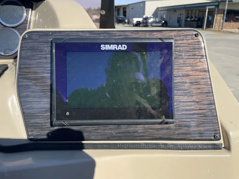 Slide: The Image of Simrad display on Starcraft SLS 3 Q DH 2024 boat. - 6
