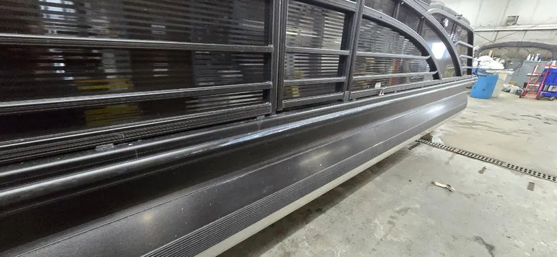 Slide: The Image of Side view of a 2022 Bennington 25RFB pontoon boat. - 30