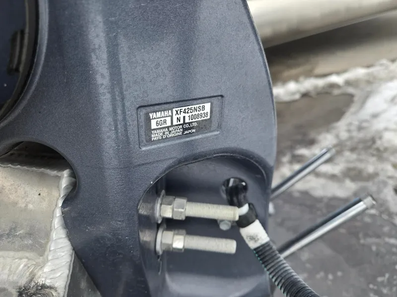 Slide: The Image of Yamaha XF425NSB motor on Bennington 25RFB 2022 boat. - 32