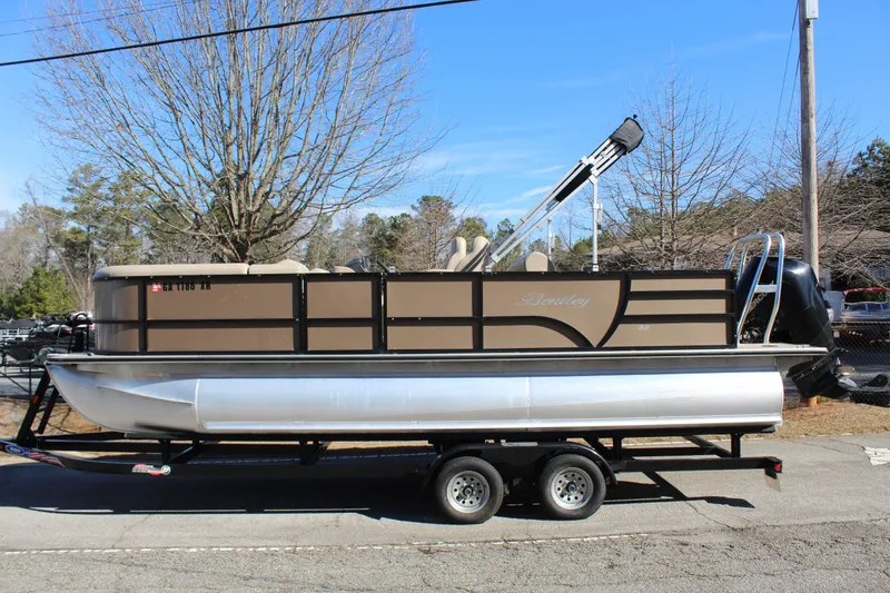 The Image of Bentley Pontoons 223 Swingback 3/4 tube 2021 - 1