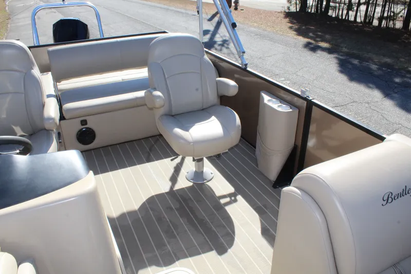 Slide: The Image of Bentley Pontoons 223 Swingback 3/4 tube 2021 - 12