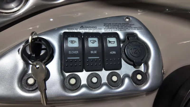 Slide: The Image of Crownline Boats 226 LS 2005 - 22