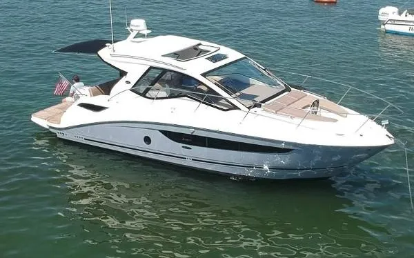 Slide: The Image of Sea Ray 350 Sundancer Coupe 2017 - 1
