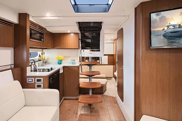Slide: The Image of Sea Ray 350 Sundancer Coupe 2017 - 3
