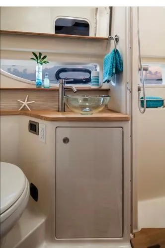 Slide: The Image of Sea Ray 350 Sundancer Coupe 2017 - 9