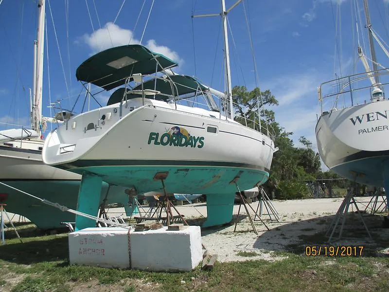 Slide: The Image of Beneteau 381 2001 - 0