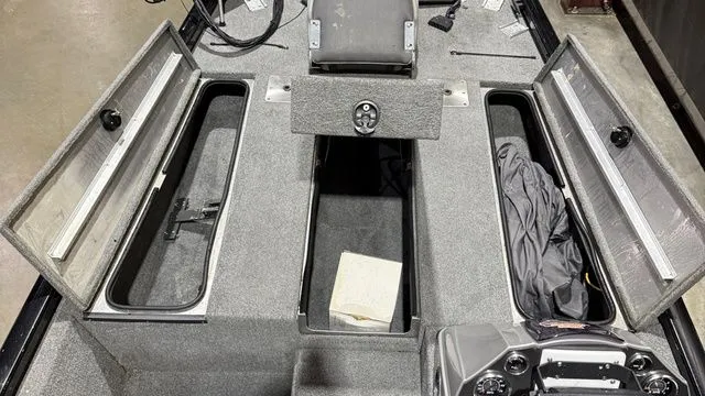 Slide: The Image of Crestliner Vt18 pro w/ Mercury 115 2015 - 10