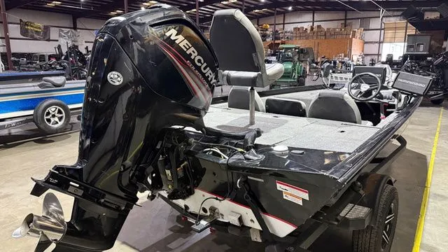 Slide: The Image of Crestliner Vt18 pro w/ Mercury 115 2015 - 4