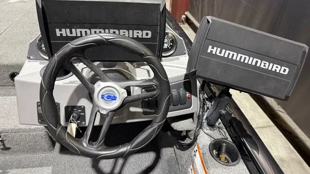 Slide: The Image of Crestliner Vt18 pro w/ Mercury 115 2015 - 9