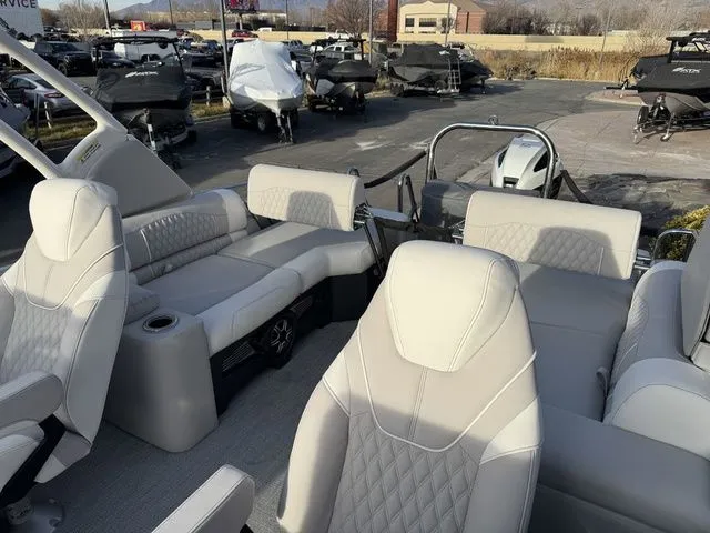 Slide: The Image of Tahoe Cascade Quad Lounge Shift Windshield 23 FT 2026 - 12