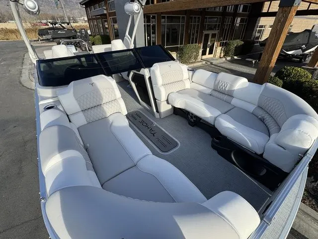 Slide: The Image of Tahoe Cascade Quad Lounge Shift Windshield 23 FT 2026 - 14