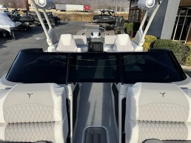 Slide: The Image of Tahoe Cascade Quad Lounge Shift Windshield 23 FT 2026 - 15