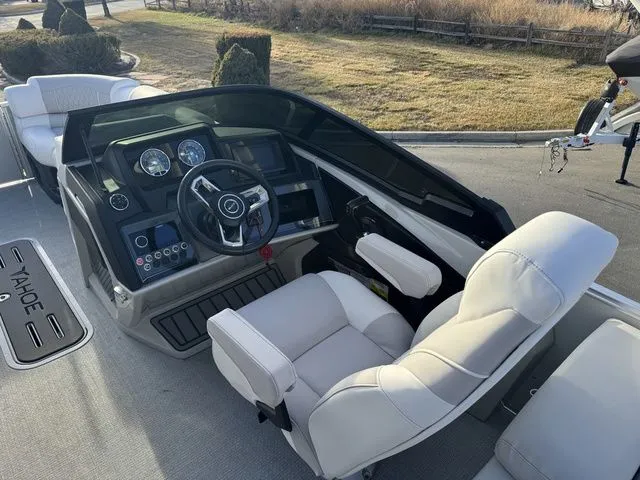 Slide: The Image of Tahoe Cascade Quad Lounge Shift Windshield 23 FT 2026 - 16