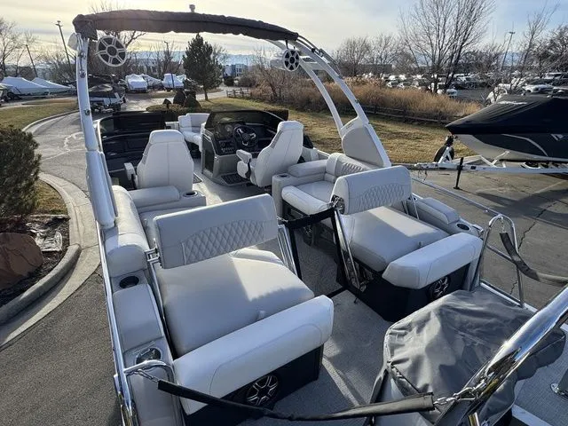 Slide: The Image of Tahoe Cascade Quad Lounge Shift Windshield 23 FT 2026 - 18