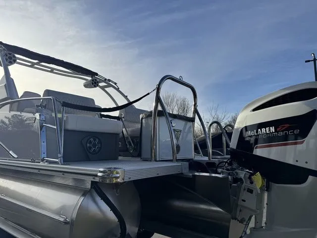 Slide: The Image of Tahoe Cascade Quad Lounge Shift Windshield 23 FT 2026 - 5