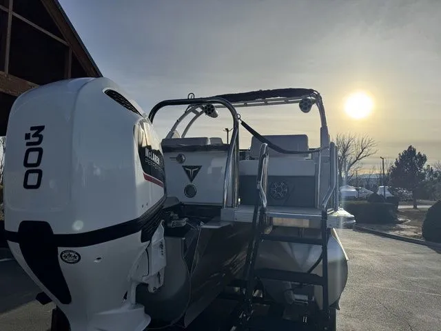 Slide: The Image of Tahoe Cascade Quad Lounge Shift Windshield 23 FT 2026 - 6