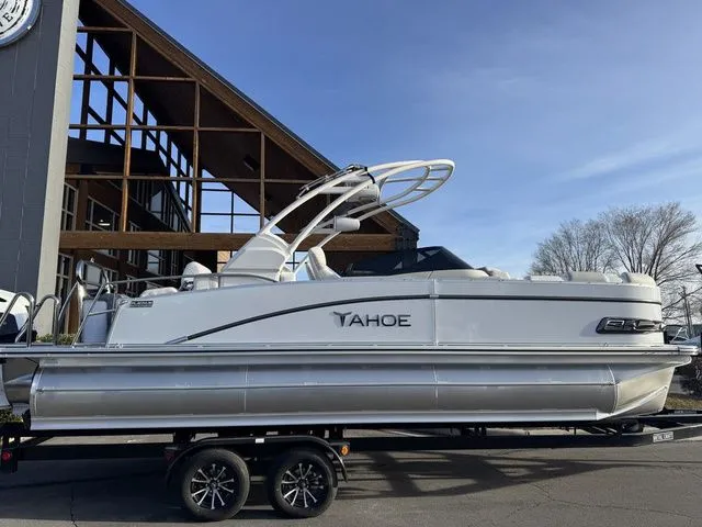 Slide: The Image of Tahoe Cascade Quad Lounge Shift Windshield 23 FT 2026 - 8