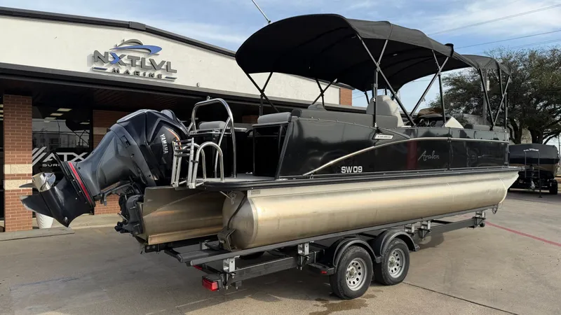 Slide: The Image of 2022 Avalon 2385 CAT QL pontoon boat at NXT LVL Marine. - 3