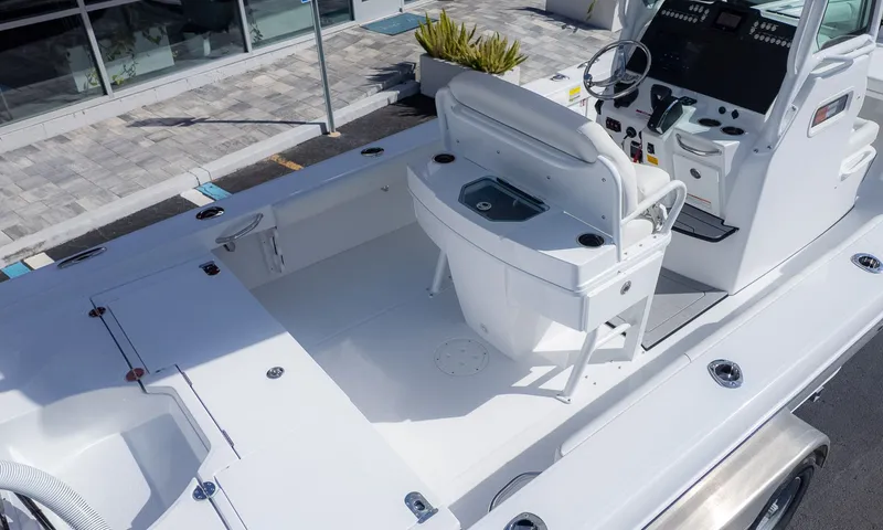 Slide: The Image of Everglades 253 Center Console 2026 - 8