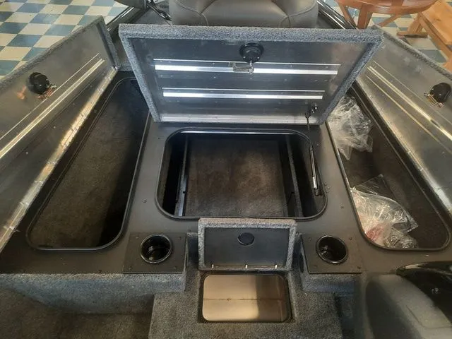 Slide: The Image of Tracker Pro Team 175 TXW 2026 - 11