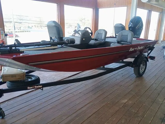 Slide: The Image of Tracker Bass Tracker Classic XL 2026 - 18