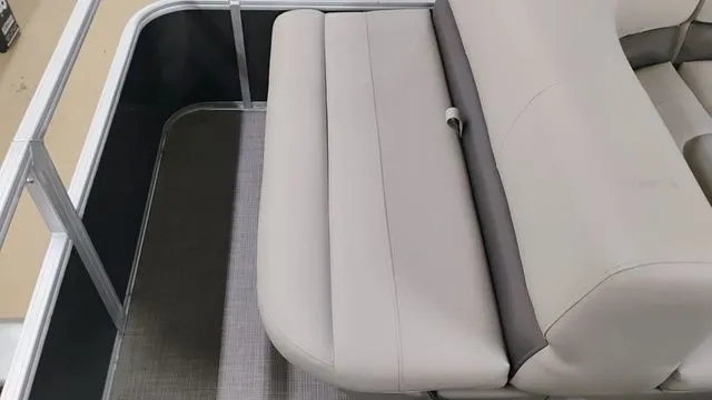 Slide: The Image of Sun Tracker Party Barge 18 DLX 2025 - 19