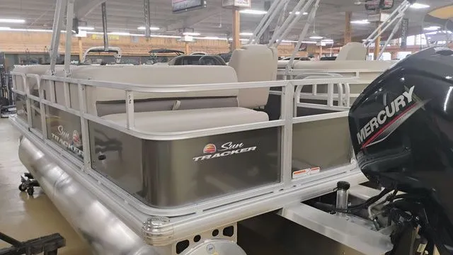 Slide: The Image of Sun Tracker Party Barge 18 DLX 2025 - 27