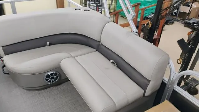 Slide: The Image of Sun Tracker Party Barge 18 DLX 2025 - 36