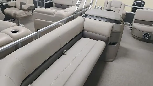 Slide: The Image of Sun Tracker Party Barge 18 DLX 2025 - 4