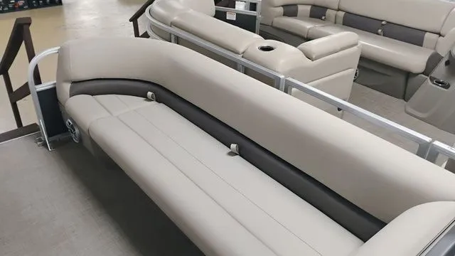 Slide: The Image of Sun Tracker Party Barge 18 DLX 2025 - 40