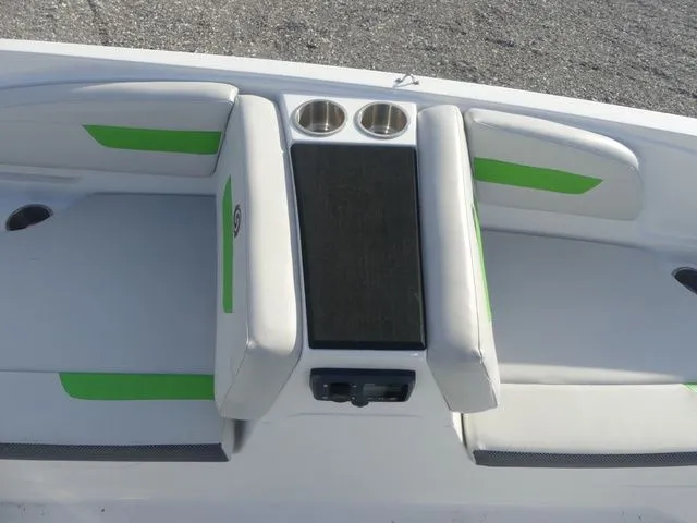 Slide: The Image of Hurricane SunDeck Sport 185 OB 2020 - 15