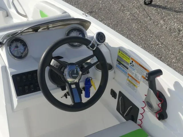 Slide: The Image of Hurricane SunDeck Sport 185 OB 2020 - 17