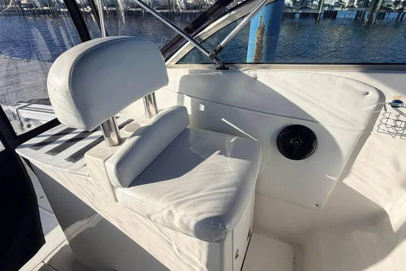 Slide: The Image of White leather seat on 2000 Wellcraft 270 Coastal O/B boat, near water. - 11