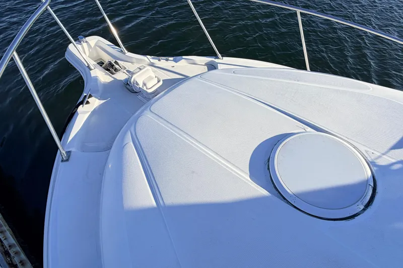 Slide: The Image of Bow view of 2000 Wellcraft 270 Coastal O/B boat on water. - 16