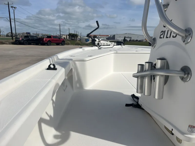 Slide: The Image of Interior view of a 2014 Mako 21 LTS boat. - 11