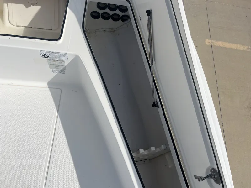 Slide: The Image of Interior view of a 2014 Mako 21 LTS boat. - 16
