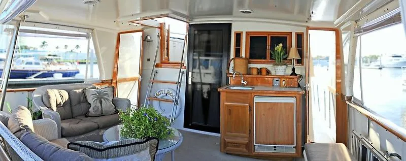 Slide: The Image of Californian Motor Yacht 1990 - 4