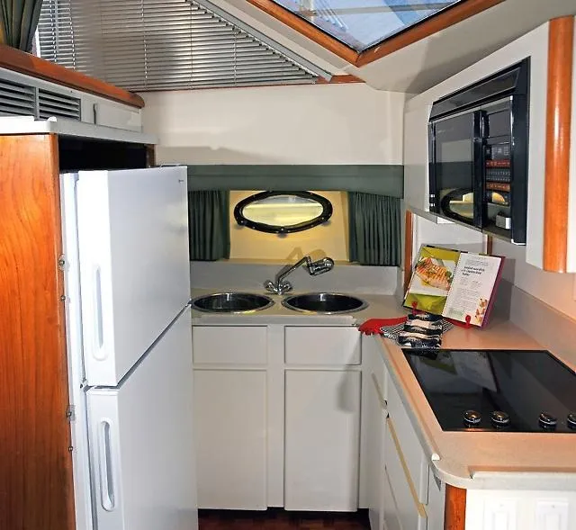 Slide: The Image of Californian Motor Yacht 1990 - 7