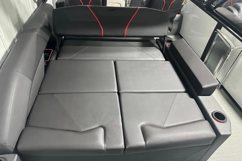 Slide: The Image of American flag and Mercury outboard motors on Evotti 725CS, 2026 model, in a garage setting. - 18