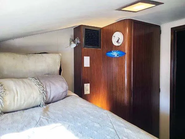 Slide: The Image of Hatteras 41 Convertible 1989 - 10
