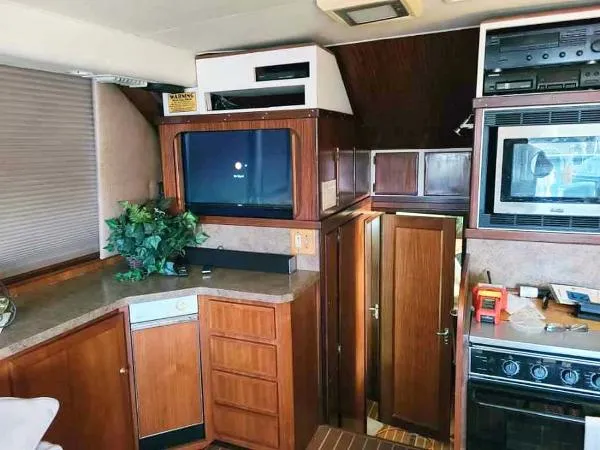 Slide: The Image of Hatteras 41 Convertible 1989 - 8