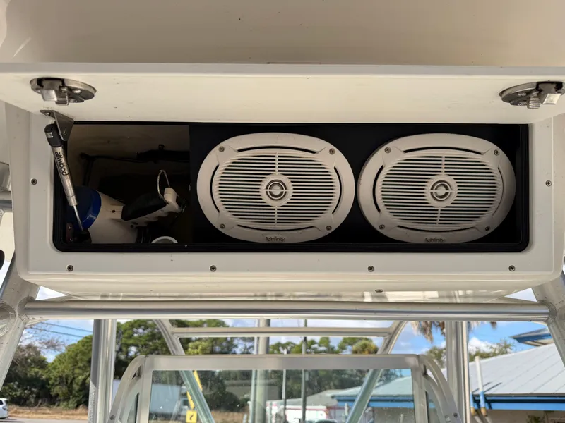 Slide: The Image of Regulator Marine 26 Center Console 2004 - 13