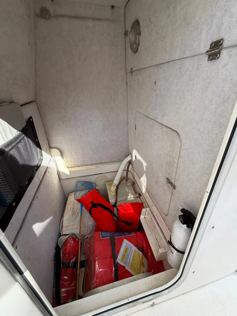 Slide: The Image of Regulator Marine 26 Center Console 2004 - 15