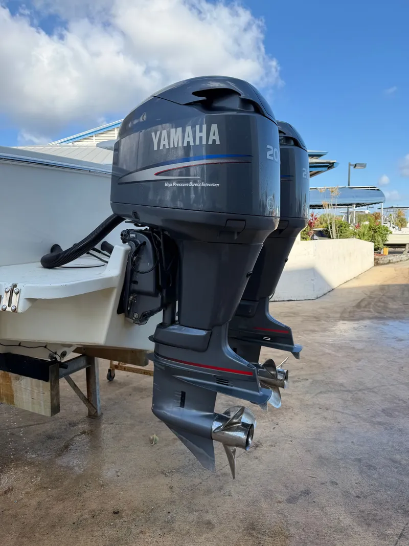 Slide: The Image of Regulator Marine 26 Center Console 2004 - 17