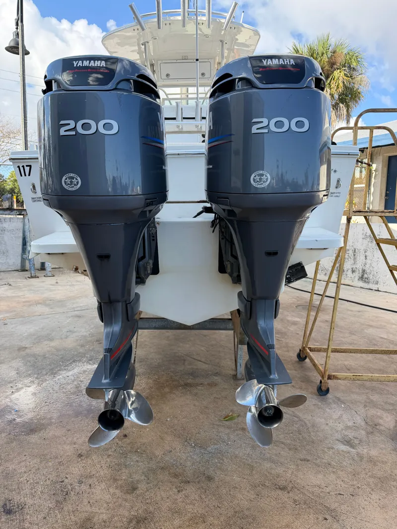 Slide: The Image of Regulator Marine 26 Center Console 2004 - 18