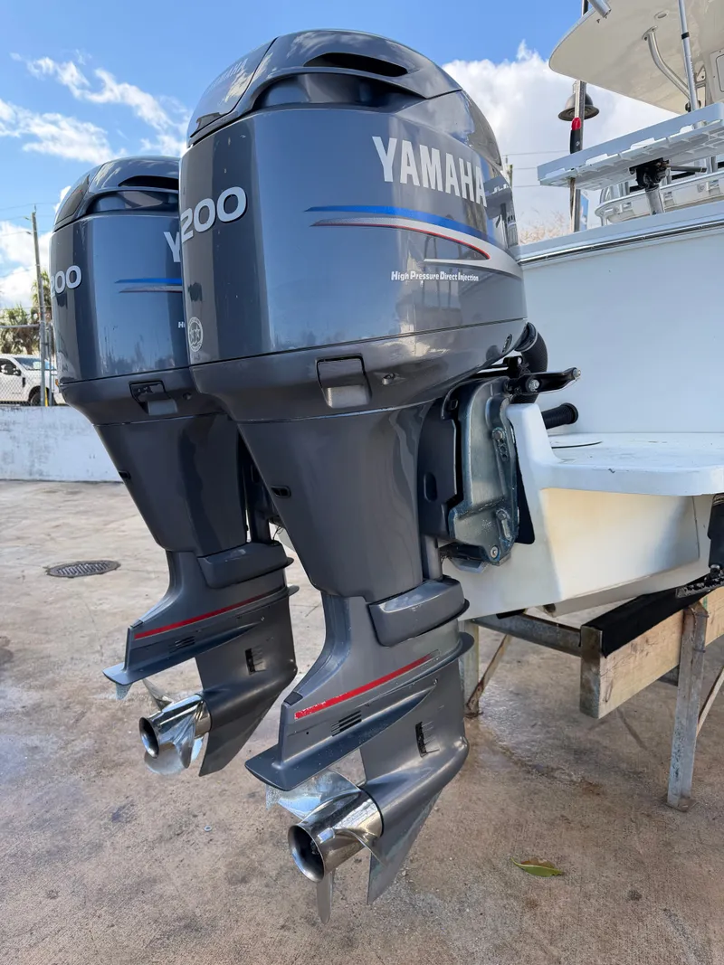 Slide: The Image of Regulator Marine 26 Center Console 2004 - 19