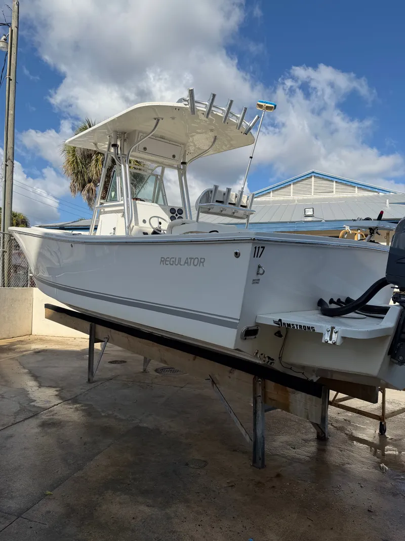 Slide: The Image of Regulator Marine 26 Center Console 2004 - 6