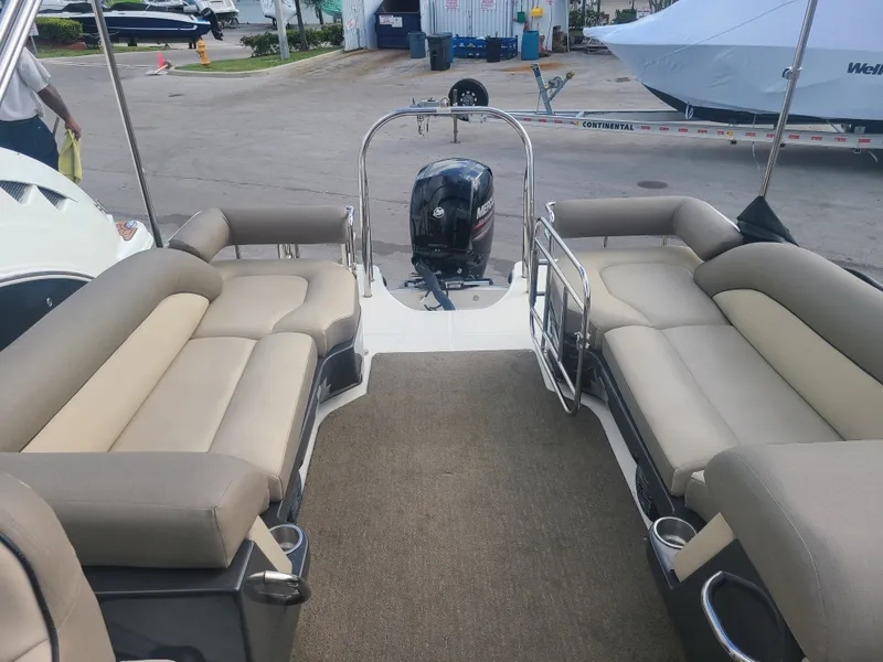 Slide: The Image of Bayliner Element XR7 2017 - 4